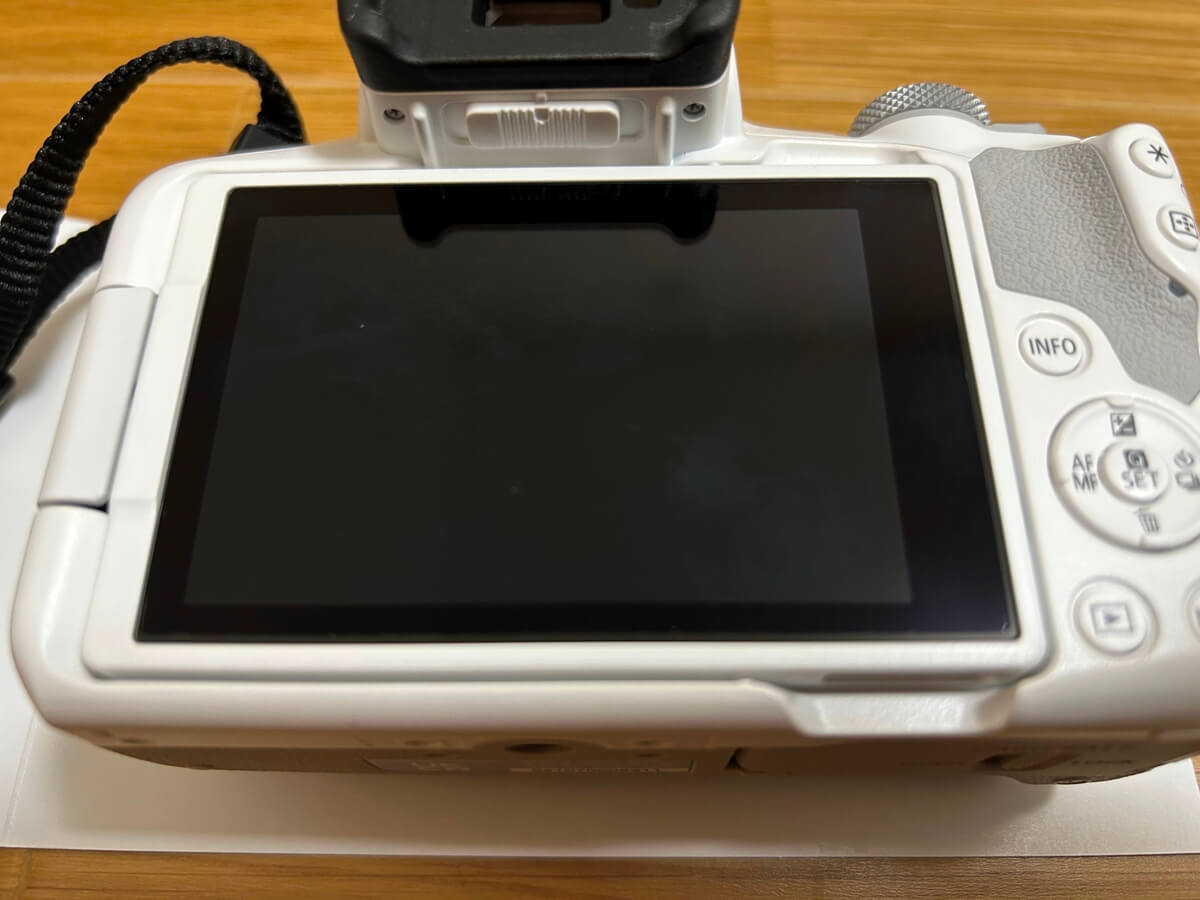 Canon EOS R50に液晶保護フィルムを貼り付けた画像