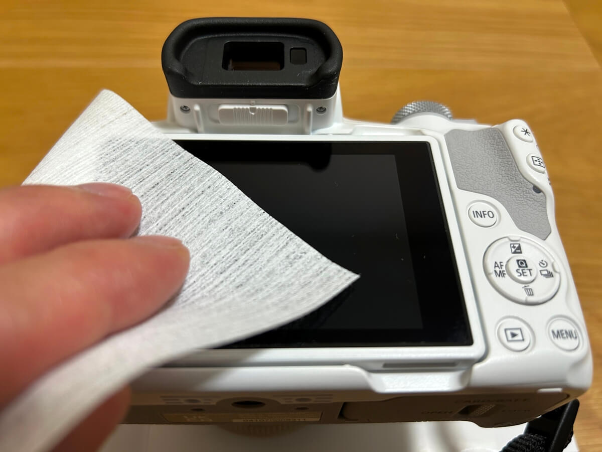 付属の液晶クリーナーで液晶画面をキレイにする