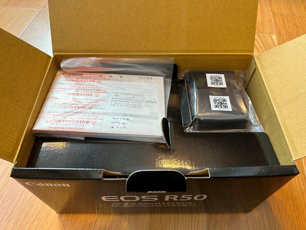 Canon EOS R50箱の中身の様子1