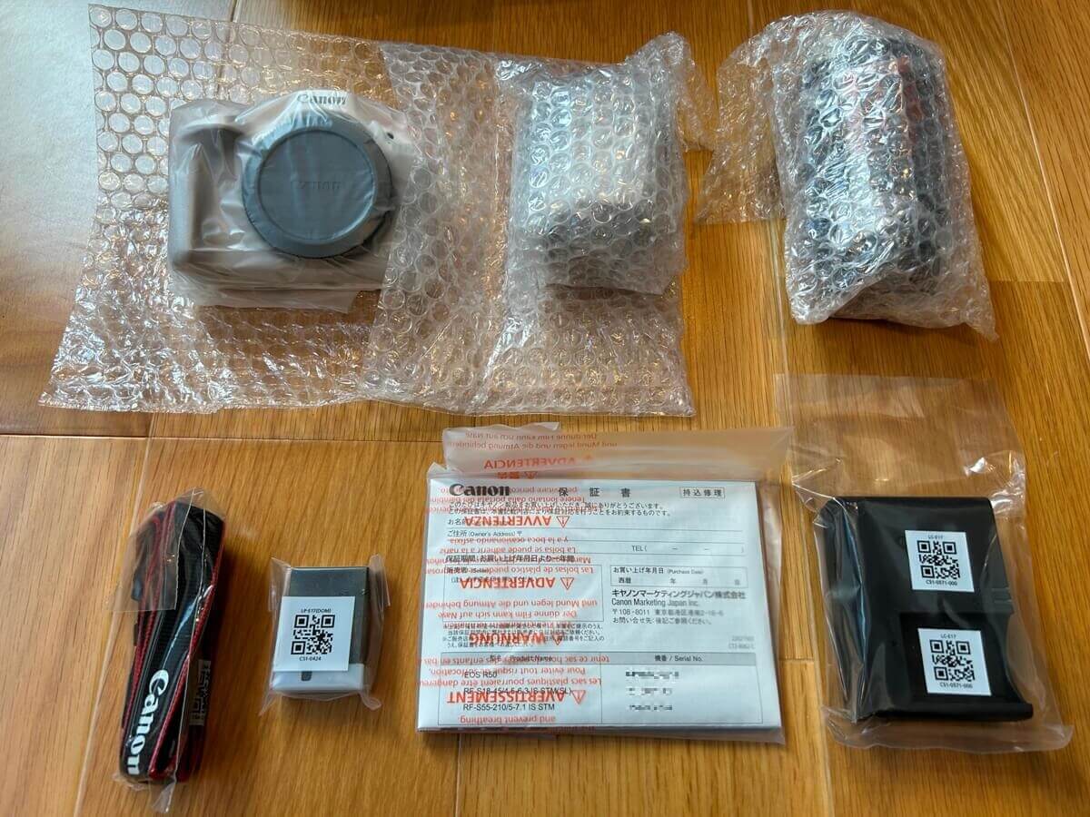 Canon EOS R50梱包材を取る前の状態