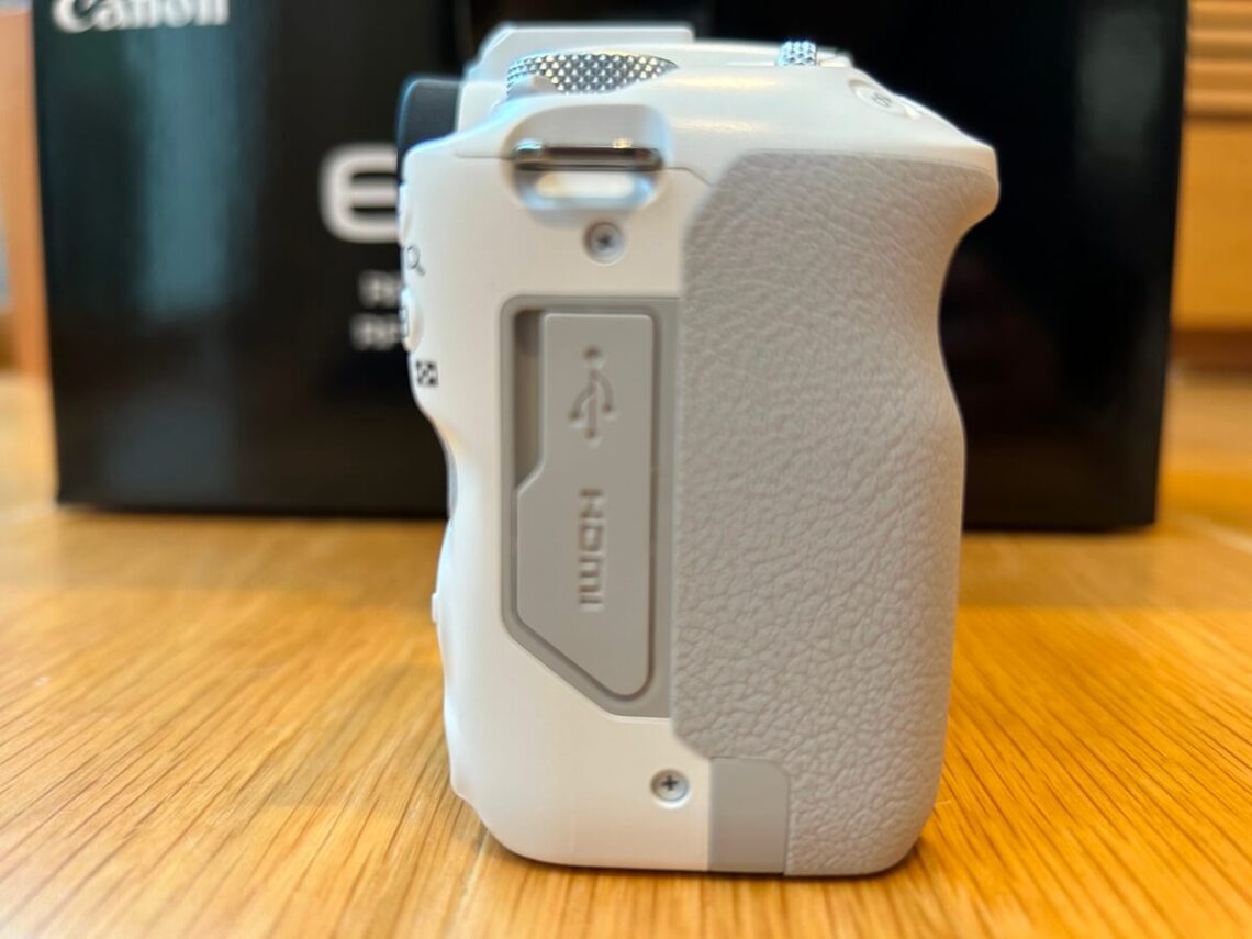 Canon EOS R50本体（ホワイト）右側面像