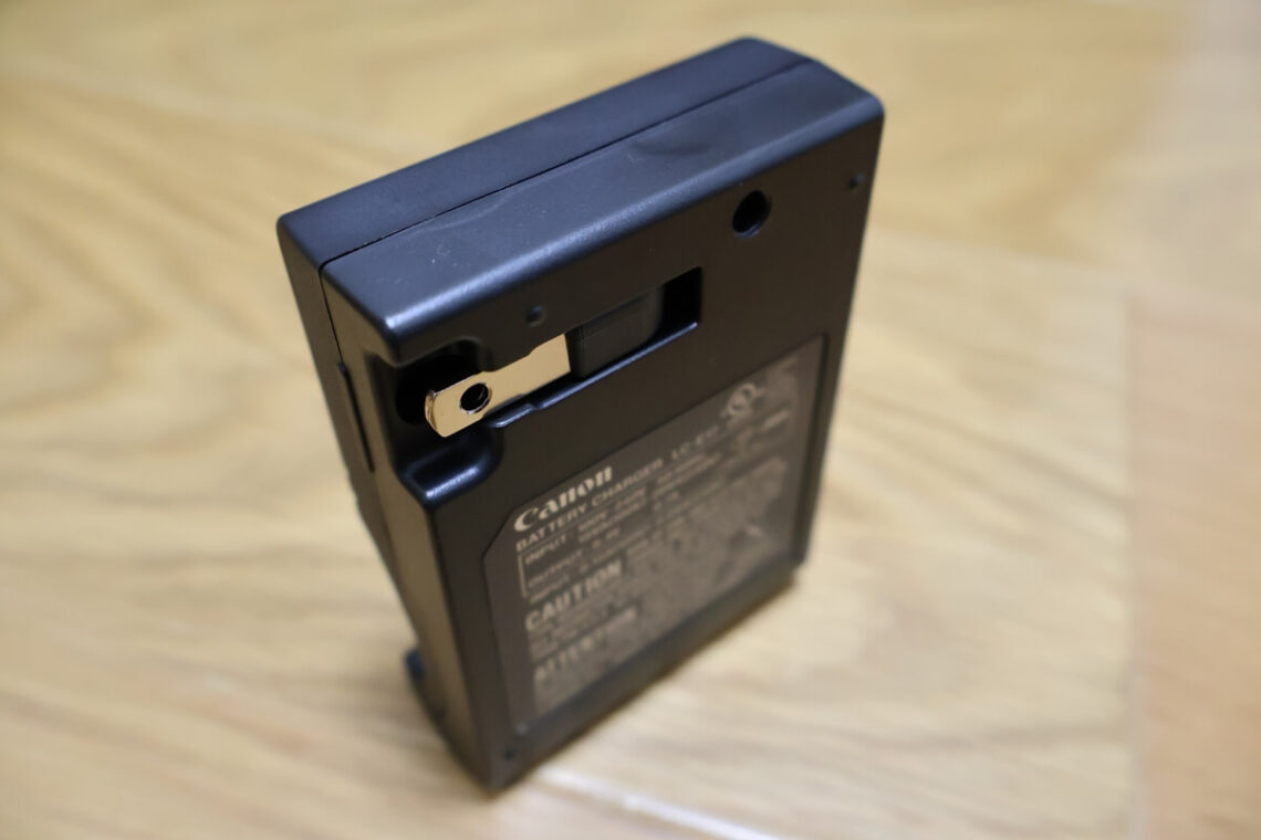 充電器（バッテリーチャージャー） LC-E17コンセントをたたんだ場合