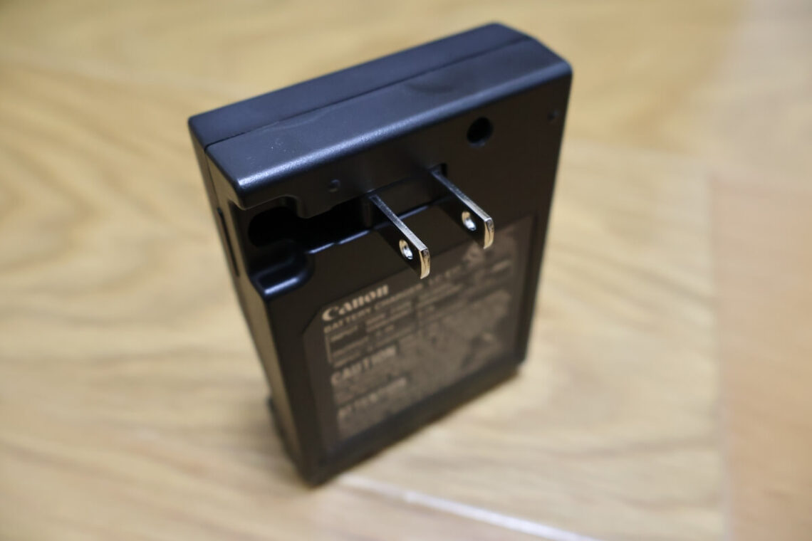 充電器（バッテリーチャージャー） LC-E17コンセントを出した場合