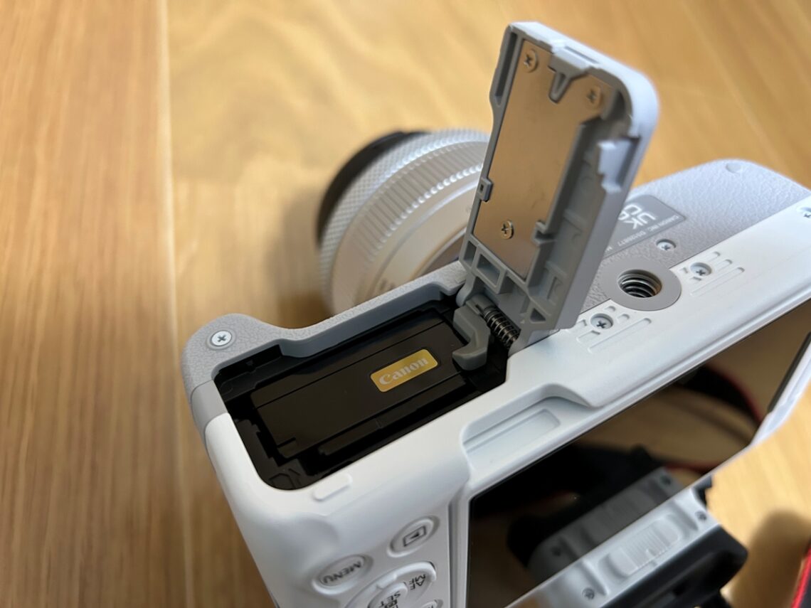 EOS R50底面から挿入するバッテリーパック LP-E17