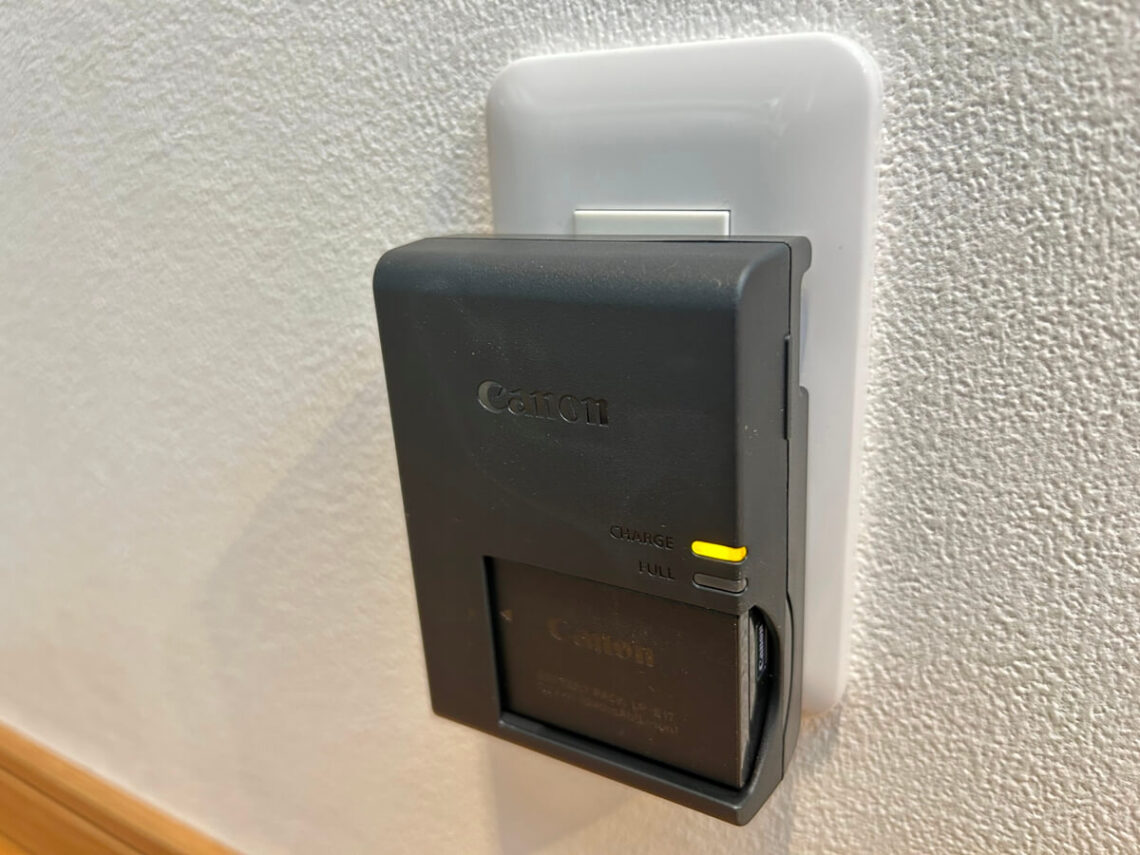 充電器（バッテリーチャージャー） LC-E17をコンセントに挿して充電している画像