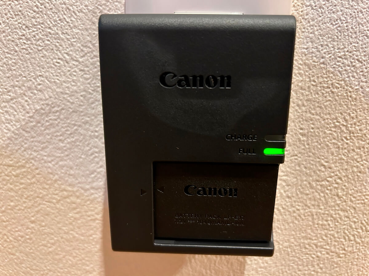 充電器（バッテリーチャージャー） LC-E17充電完了するとFULLEが緑色に光る