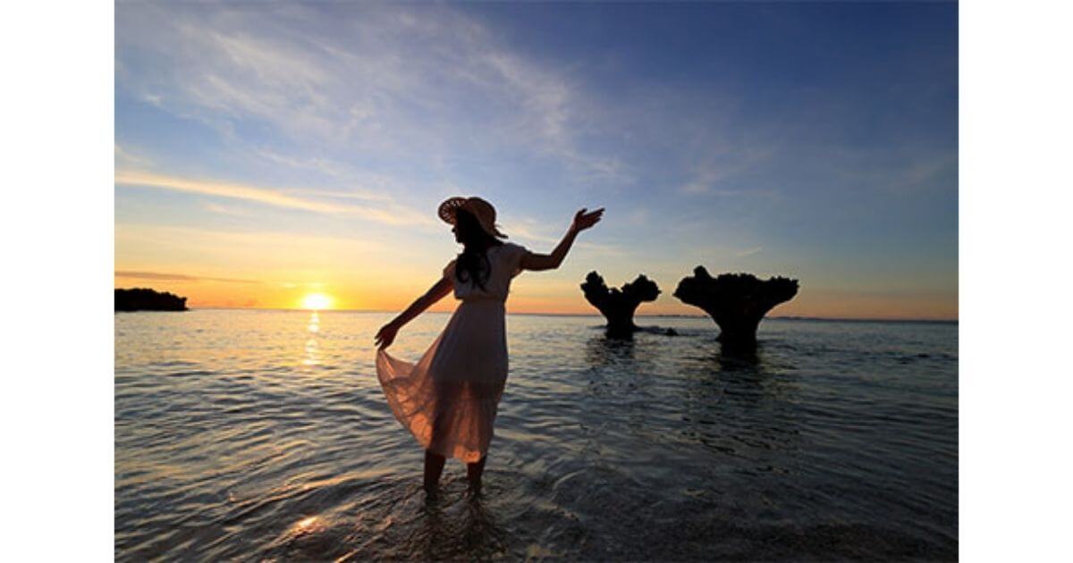 RF16mm F2.8 STMは超広角を活かして、スペースの限られた場所でもグループ撮影や自撮りを楽しめる