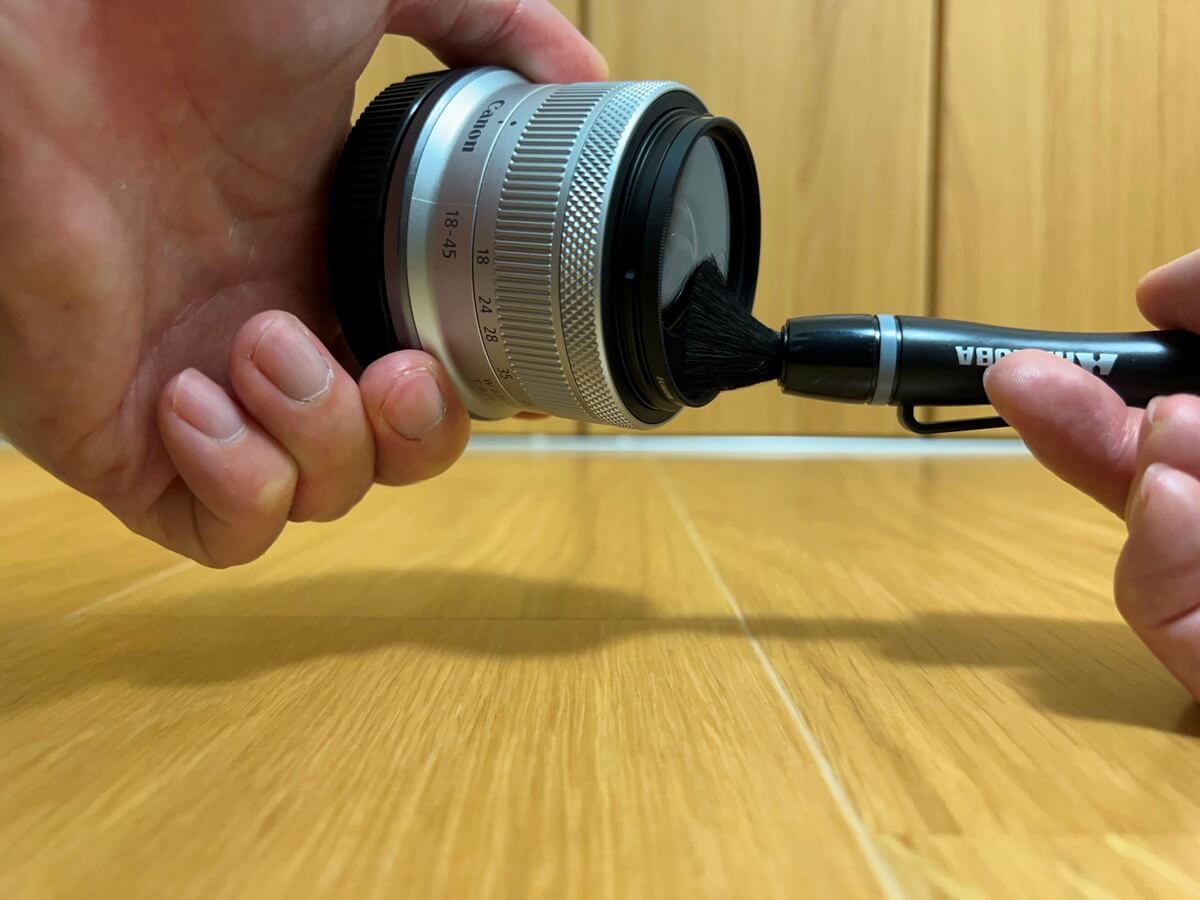 レンズペンのブラシでレンズフィルター面を掃除
