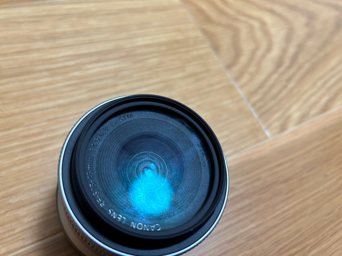 指紋でベタベタになったレンズ保護フィルター