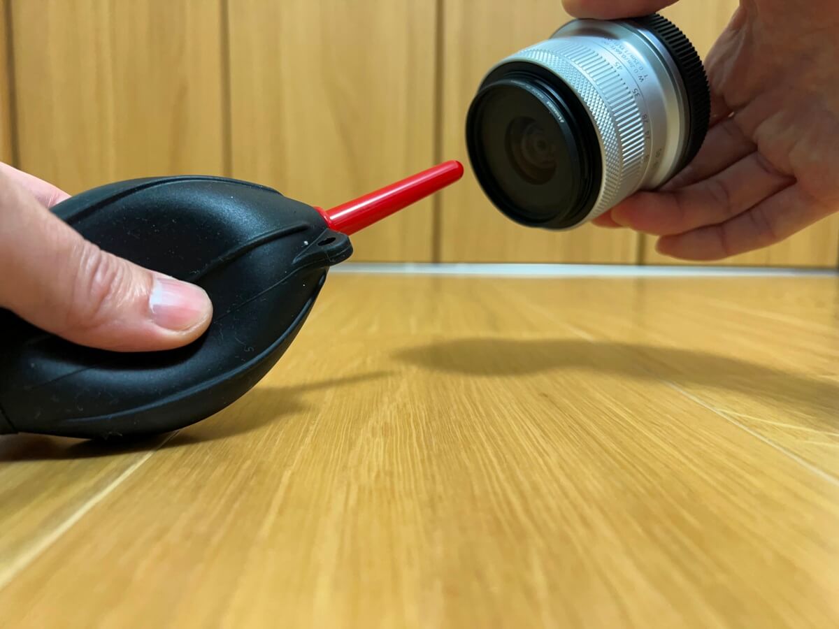 ブロアーを使ってレンズ保護フィルターに付着している大きなゴミを取り除く