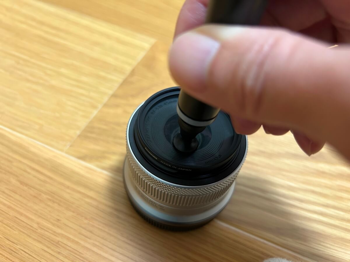 クリーニングチップでレンズフィルター面を掃除1