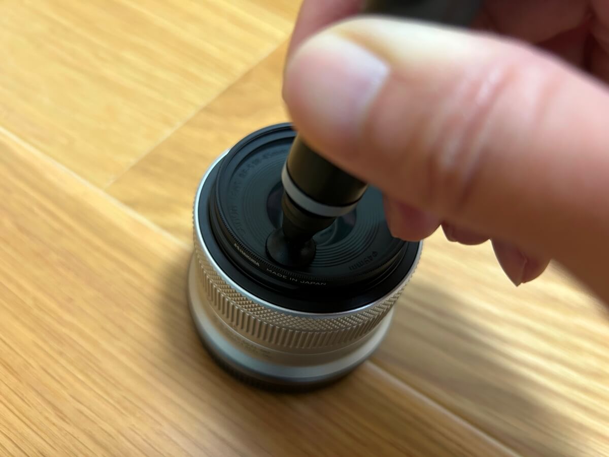 クリーニングチップでレンズフィルター面を掃除2
