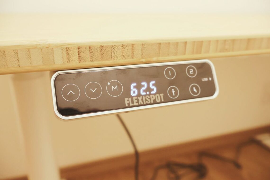 FlexiSpot E8のリモコンはタッチパネル式