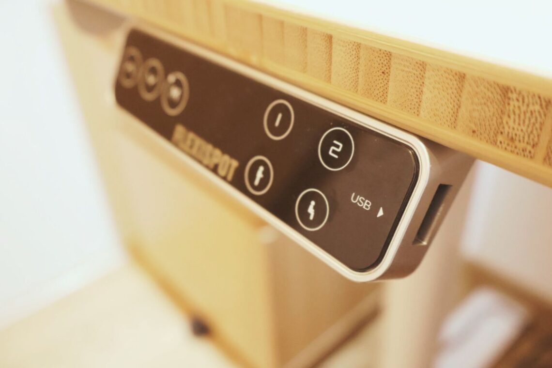 FlexiSpot E8にはUSB type-Aポートがついている