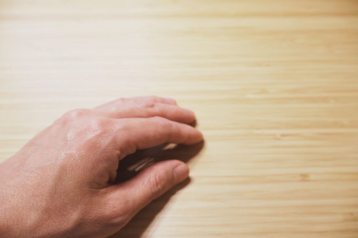 FlexiSpot E8の天然竹天板はとても肌ざわりがよい