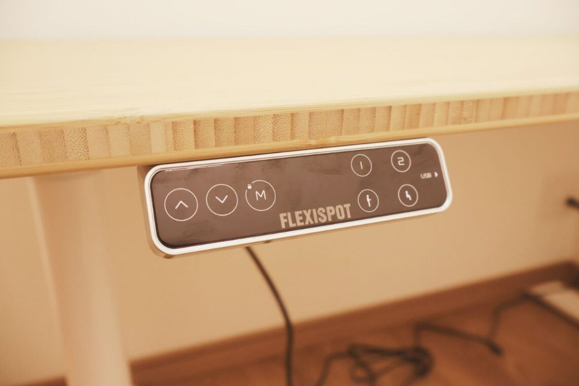 FlexiSpot E8のタッチパネル式リモコン