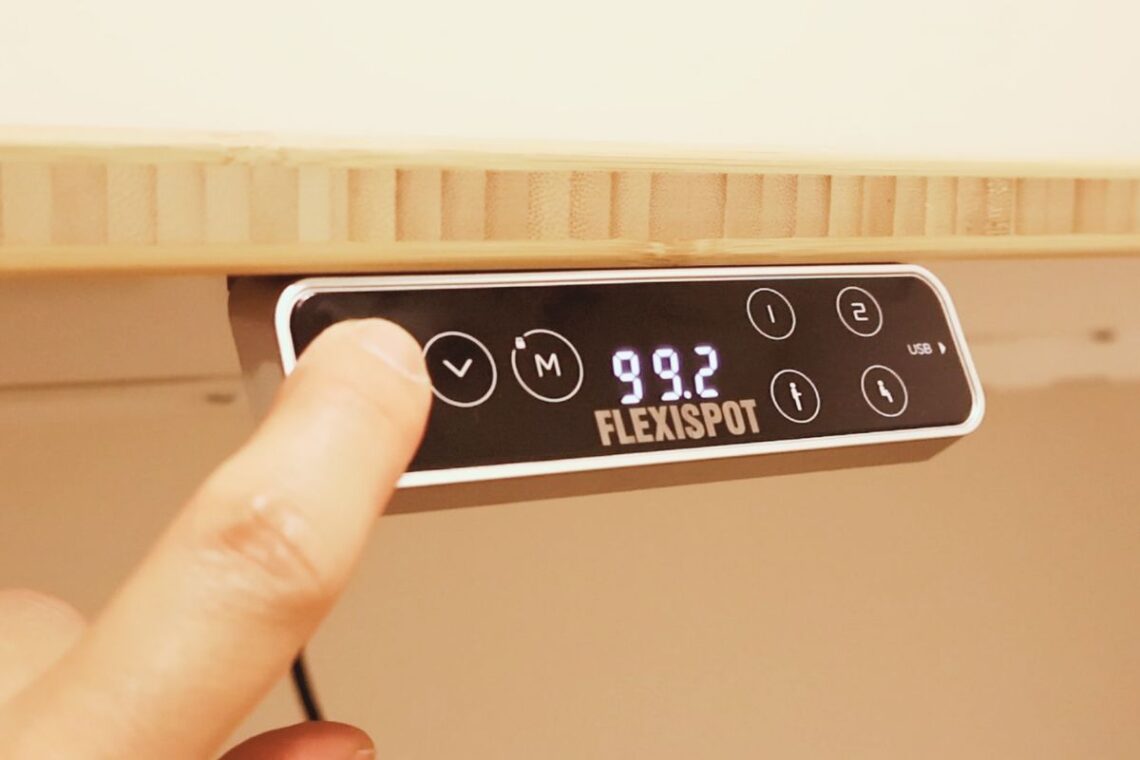 リモコンはタッチパネル式で、軽く触れるだけで操作可能