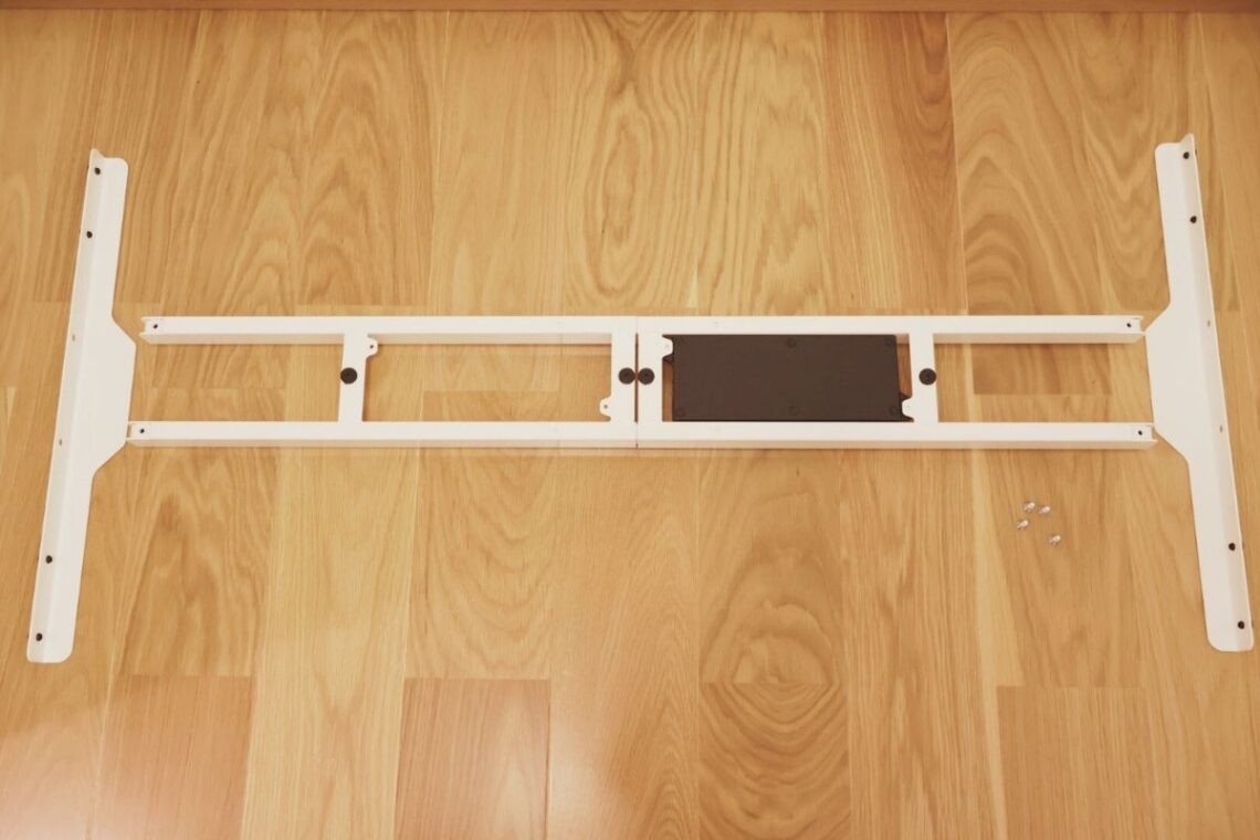 FlexiSpot E8のサポートプレートとビーム