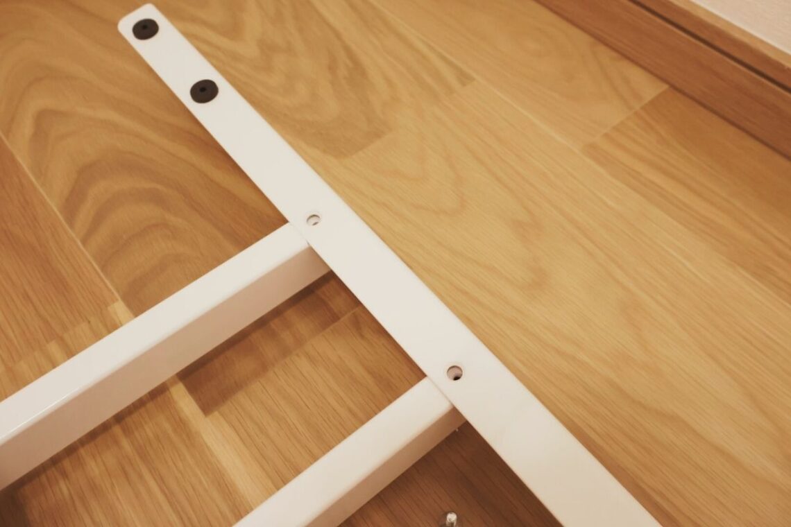 サポートプレートをビームに取りつけていく