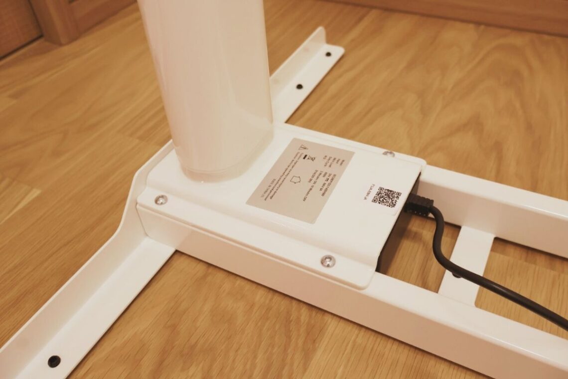 六角レンチを使ってネジDで固定