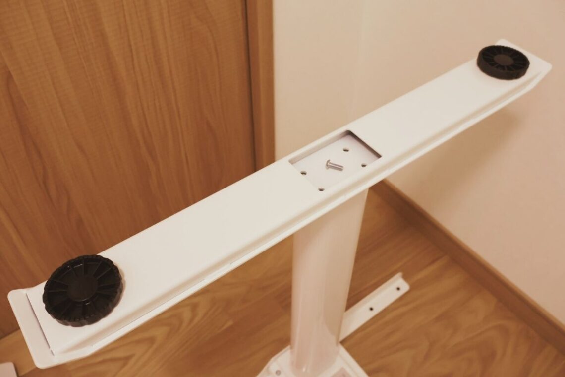 脚を昇降支柱に取りつける