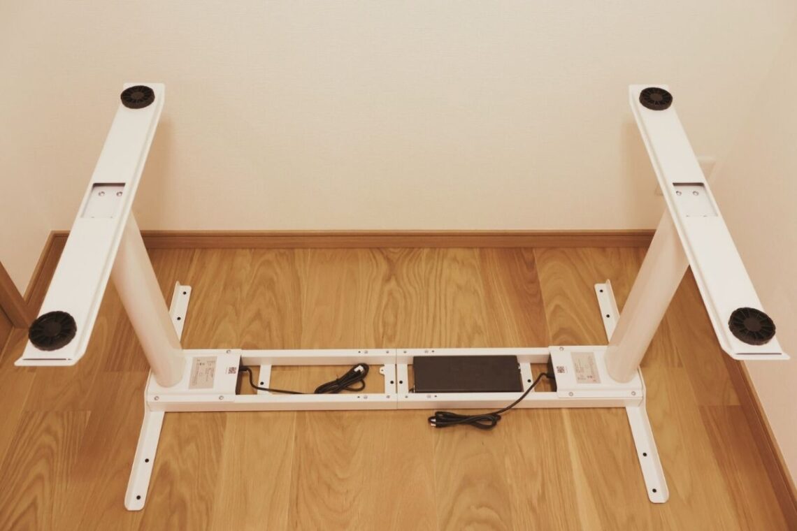 昇降支柱に両脚を取り付けたあと