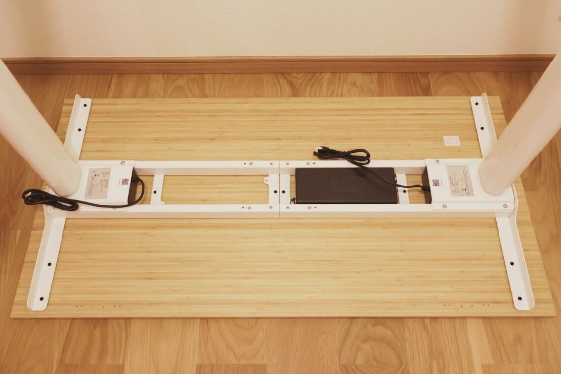 脚フレームを天板の上に載せる