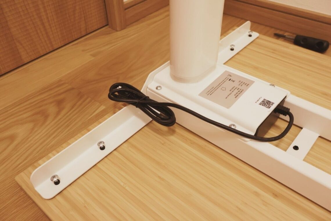 サポートプレートと天板の穴が一致したらネジを入れておくとズレない