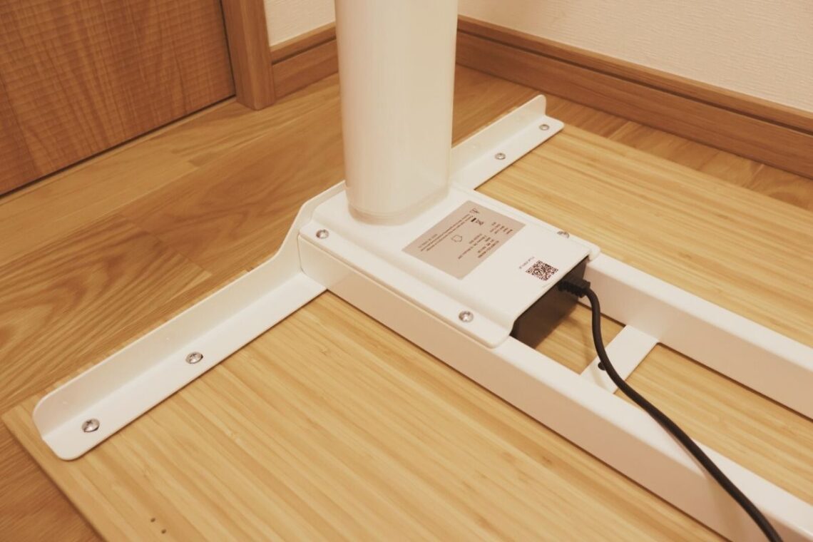 ネジEでサポートプレートと天板を固定