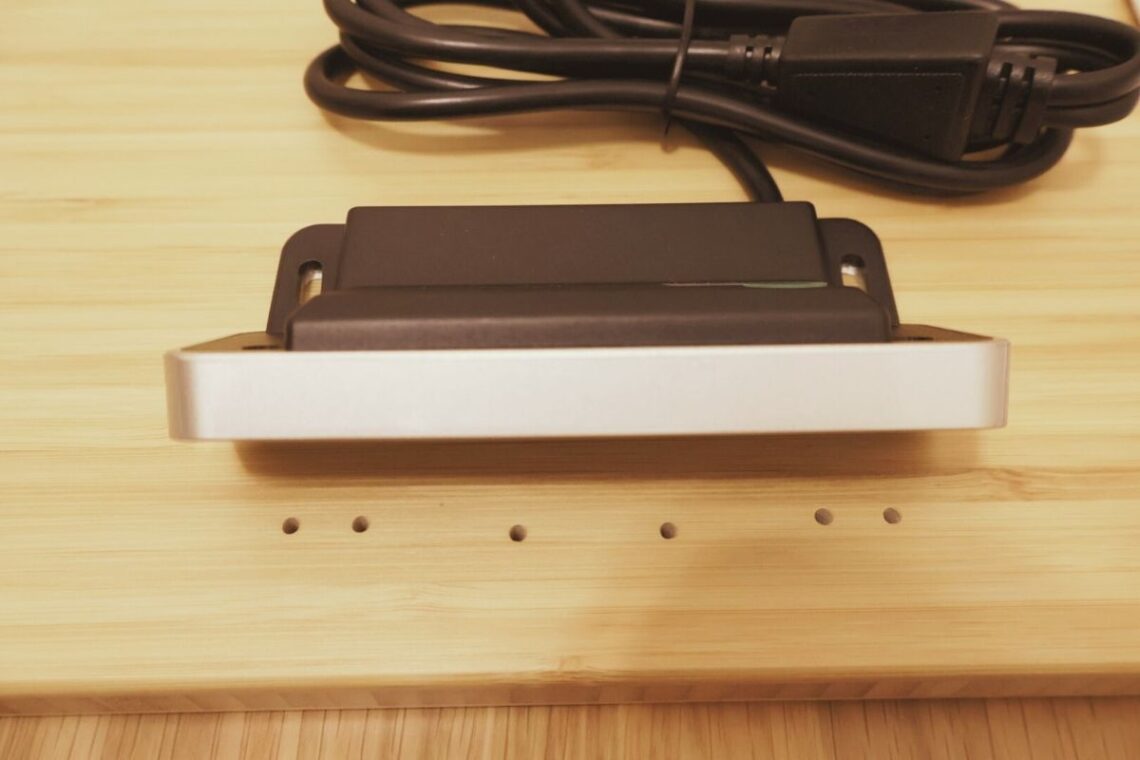 リモコンとネジ穴