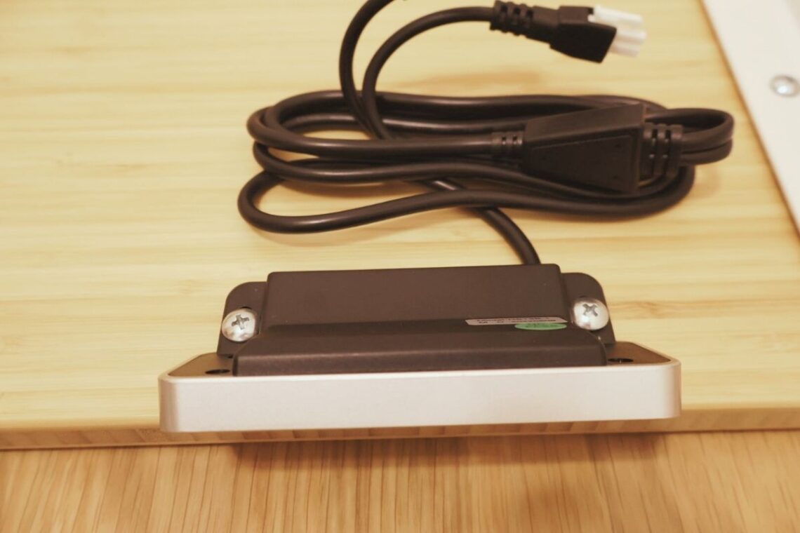 ネジEでリモコンと天板を固定