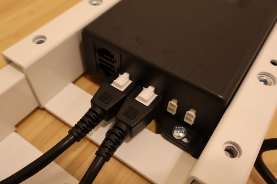 昇降支柱のケーブルをM1とM2に差し込む