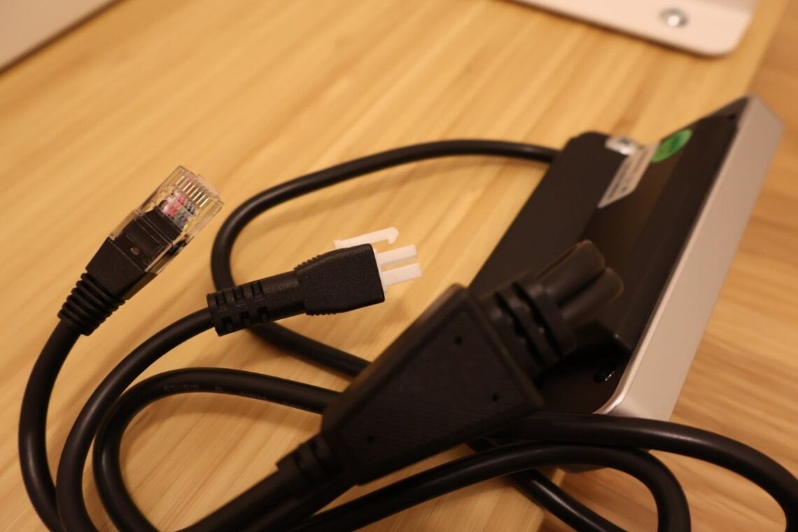 FlexiSpot E8のリモコンのケーブルを確認