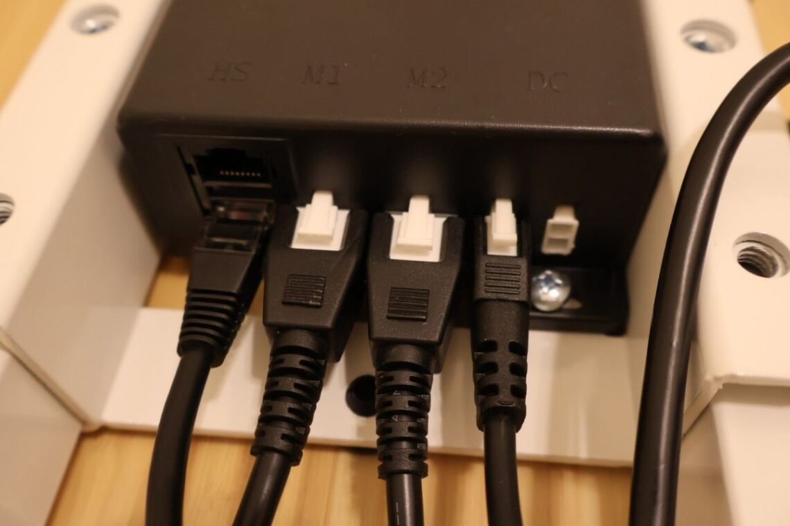 計4本のケーブルを差しこんだあとの画像