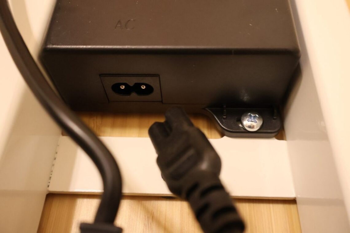 AC電源用の差し口に電源ケーブルを差しこむ