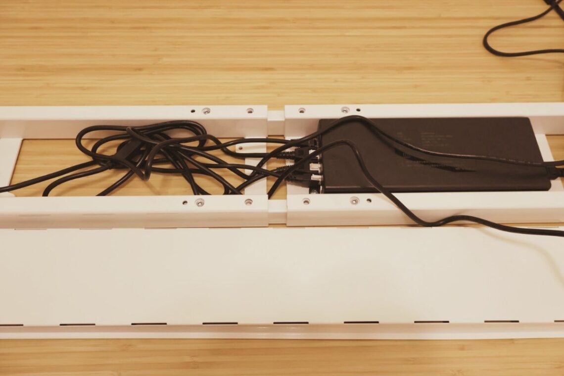 ビーム内にケーブルをまとめる