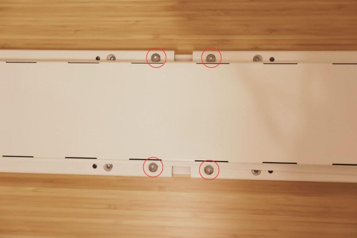 ネジBでケーブルカバーをビームに固定