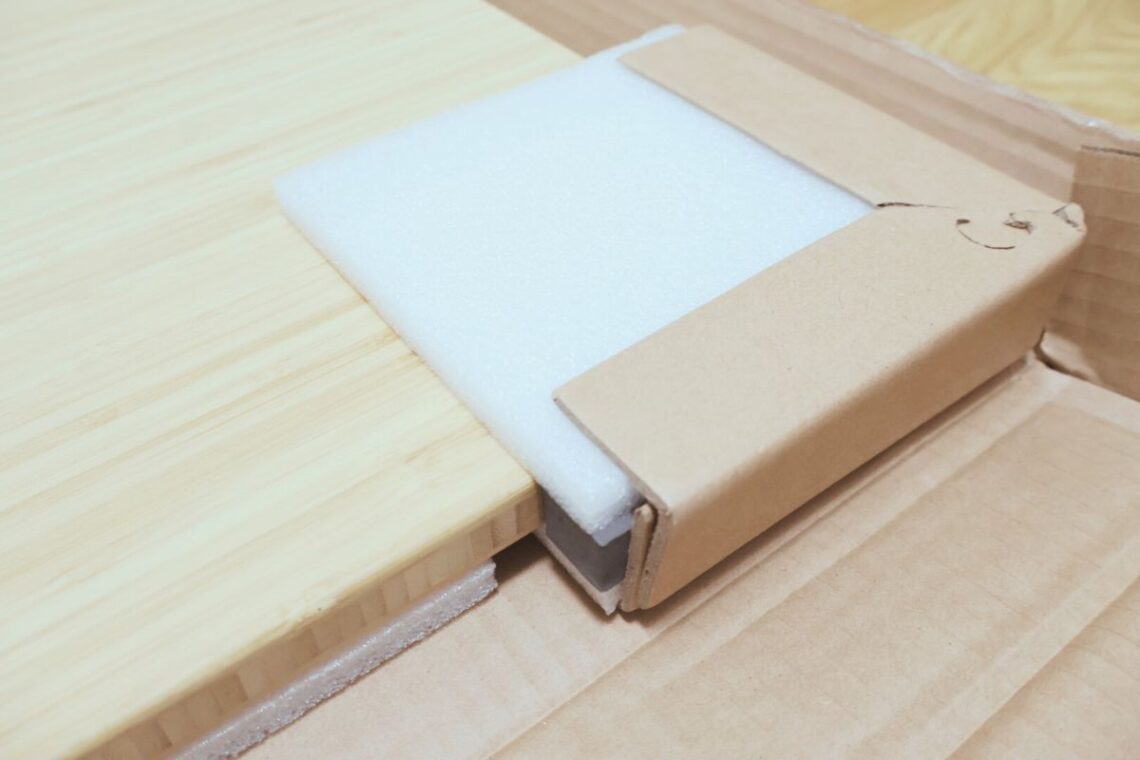 四隅の角はダンボール＋緩衝材でしっかり保護