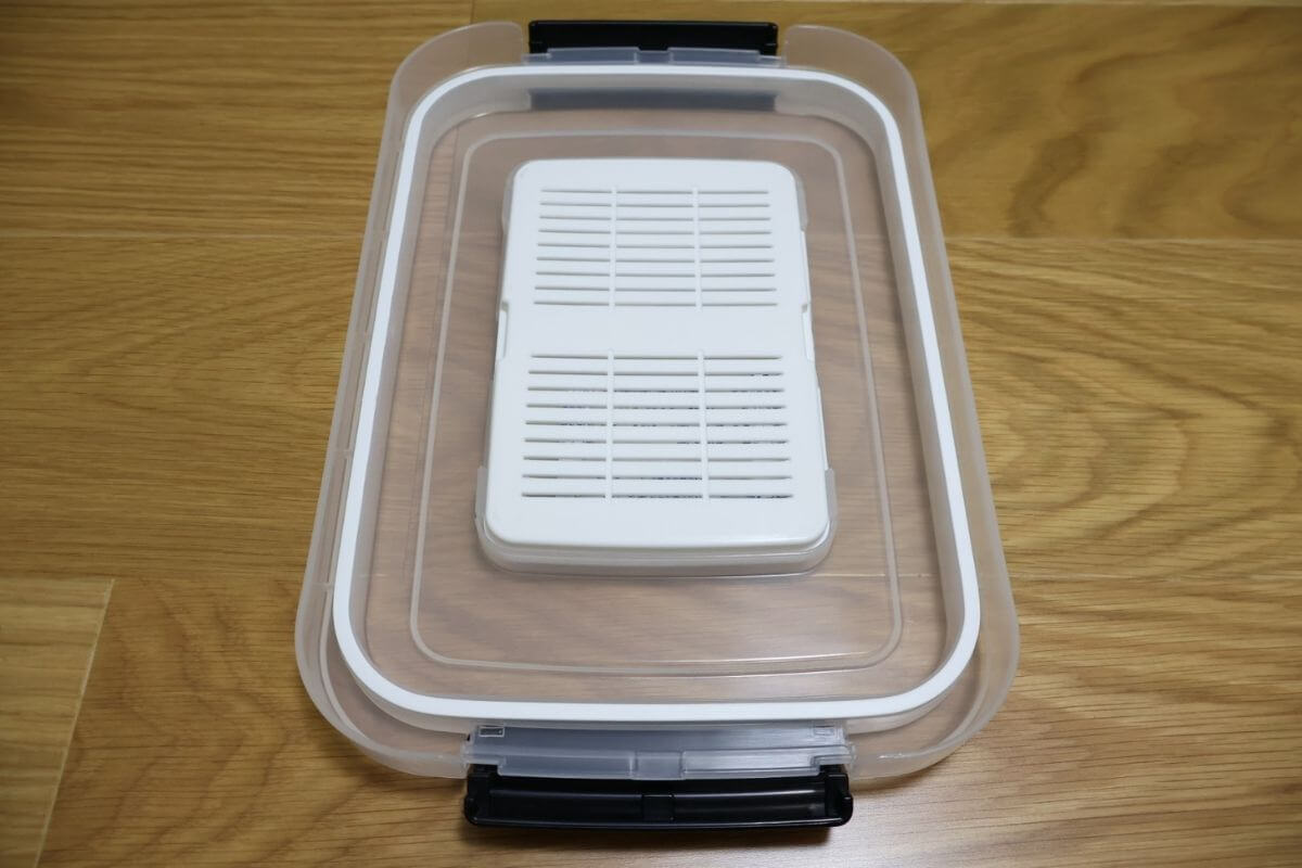 ハクバ ドライボックスNEO5.5Lに乾燥剤ホルダーを入れ直す