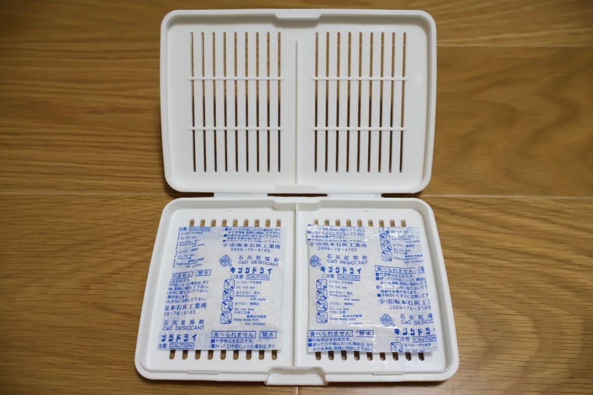 付属のキングドライを乾燥剤ホルダーにセットする