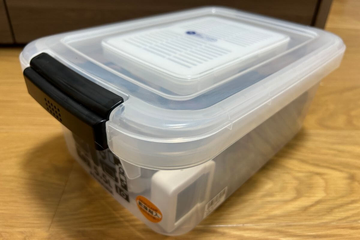 ハクバ ドライボックスNEO5.5Lのフタを閉じてロックする