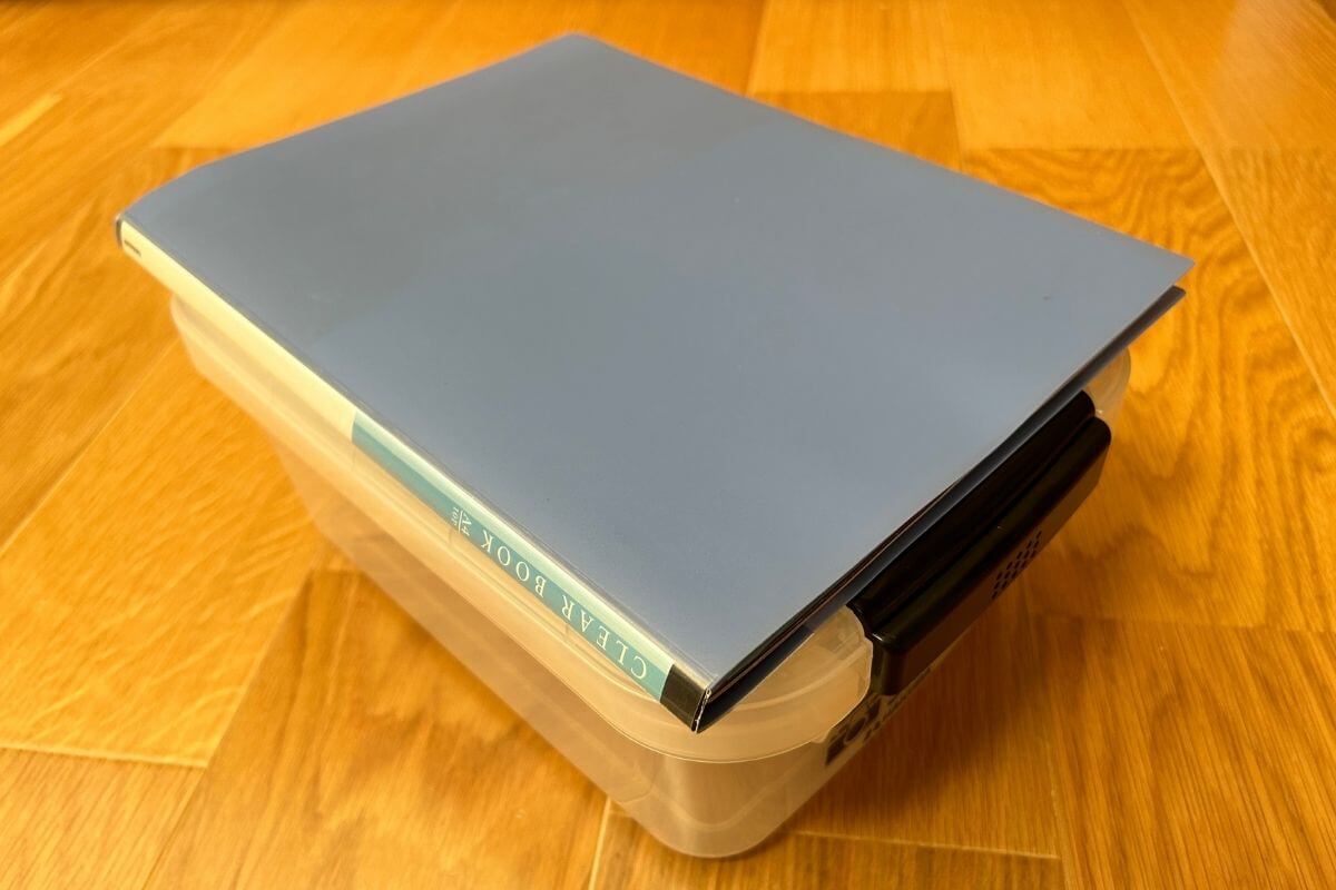 ハクバ ドライボックスNEO5.5LはA4ファイルとほぼ同じ大きさ