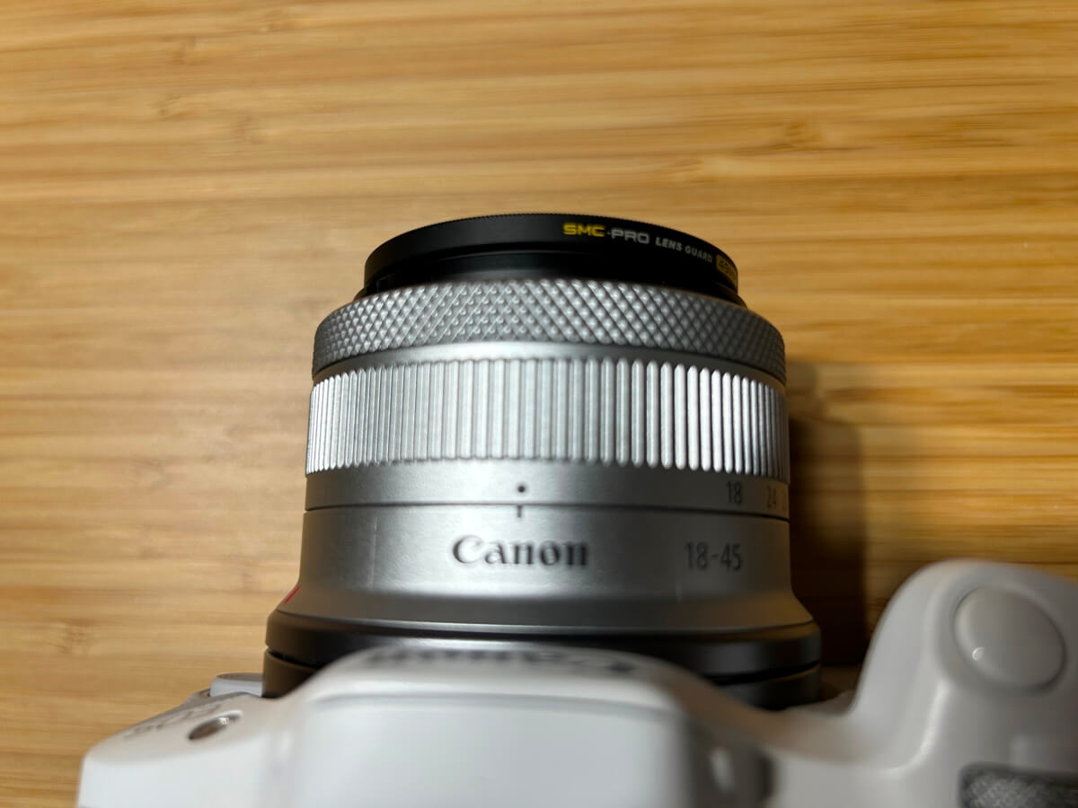 レンズのネジに合わせてレンズ保護フィルターを回す