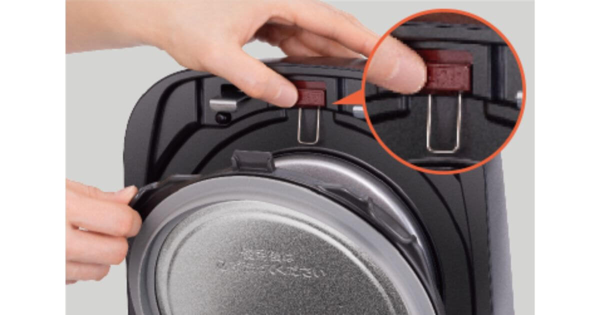 RC-10ZWX（最上位）とRC-10SGX（ハイグレード）は内ぶた着脱ボタンを着色し、見やすくて使いやすい