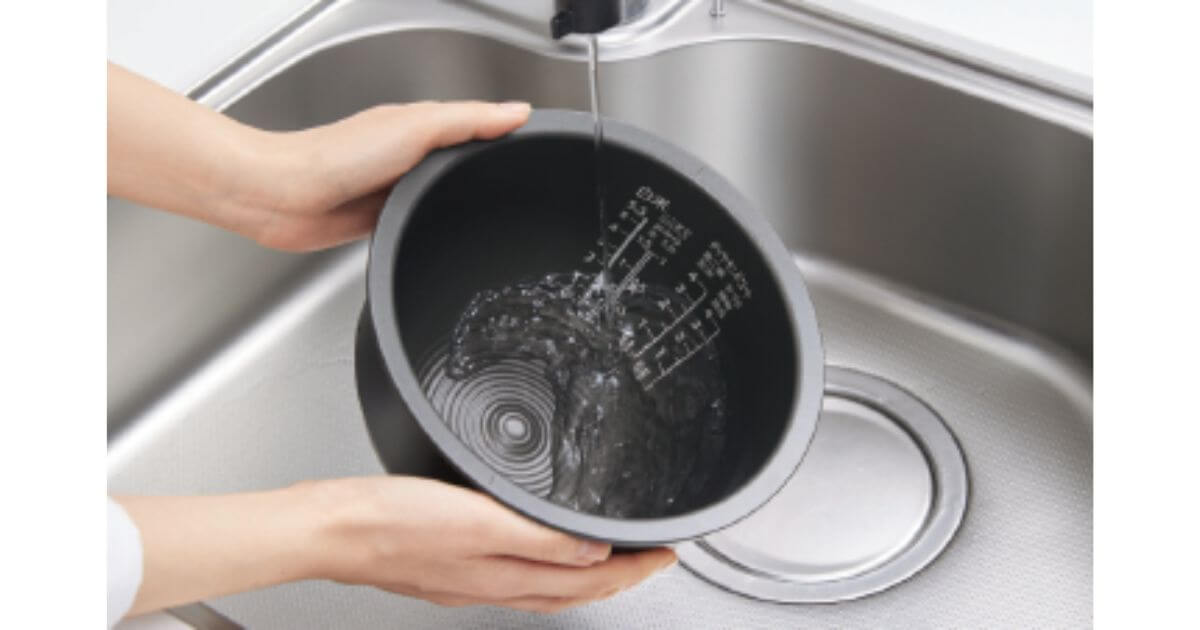 RC-10HGX（最新）とRC-10HGW（型落ち）の内釜はサッと汚れが落ちる「スルッとコート」を採用